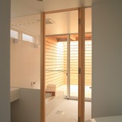 ガラスで仕切られたホテルライクなバストイレ