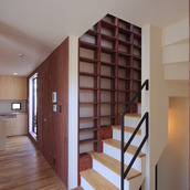 階段脇スペースに作り付け本棚で収納抜群