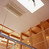 吹き抜けのトップライトから明るい光が差し込む