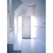 白い玄関ホール