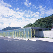 周りの風景にとけ込む様な外観