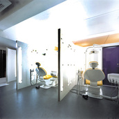 宇宙空間の様な診察室内