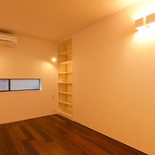 スリットのような細長い小窓と間接照明が美しい部屋