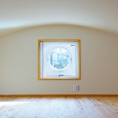 ロフトの小窓からも運河の眺め