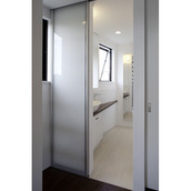 引戸で空間を広く使う洗面室入口