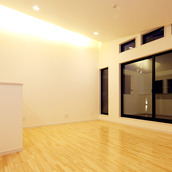 傾斜屋根の片側をライトが照らす夜景