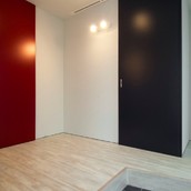 天井まですらっと伸びる建具はシンプルスタイリッシュ