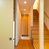 やさしい木の風合いの玄関から階段ホール