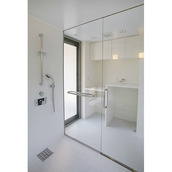 ガラス製のスタイリッシュな浴室扉