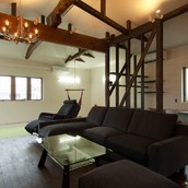 ゆったりと開放的なワンルームのLDKで犬も自由に室内で過ごせる