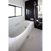 窓のある明るい浴室