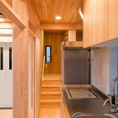 無機質ななりがちなキッチンもナチュラルな木目で柔らかな印象に