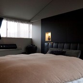 ベッドヘッド上部に照明を仕込んだ飾り棚を付けてゴージャスなホテルのような寝室