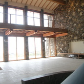 半屋外のような上質な雰囲気の大きなリビングホール