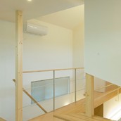 様々な壁面にハイサイド窓を設けて屋外にいるような開放感