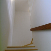 リビングへと続く真っ白な階段ホール