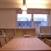 ナチュラルな木の質感のダイニングセットが映える白い空間