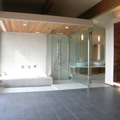 海外のリゾートホテルの様なガラス張りのバスルーム