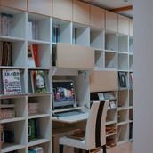 大きな壁面収納の本棚スペース