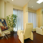 座り心地の良い診療台で治療の間もリラックス