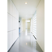 ガラスブロックの優しい光が差し込む室内