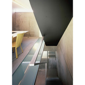 メタリックな質感がクールなオープン階段