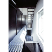 メッシュ素材の床材で採光を確保した廊下