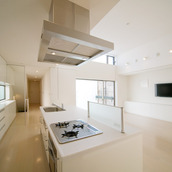 大容量の収納を設置したオープンキッチン