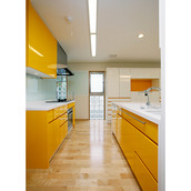 明るいカラーのキッチンスペース