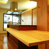 キッチンに繋がる造り付けのカウンターテーブル