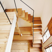 2階から吹き抜けの階段ホールを見下ろす眺め