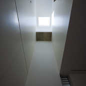 トップライトからの自然の光で明るく爽やかな空間に