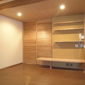 リビングの一角の格子戸を開けると水回りスペース