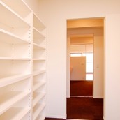 白い空間にタイルカーペットのカラーがアクセントに