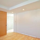 ２階 引き戸の洋室