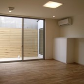 大きな窓から見えるウッドデッキは部屋がそのまま屋外に繋がっているような開放感