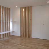 室内の所々に列柱の壁でインテリアのアクセントに