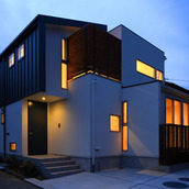 駐車スペースから眺めた夜の外観