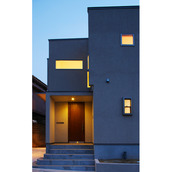 明りがともる夜の外観