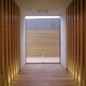 列柱には床から立ち上がる間接照明で奥行き感を演出