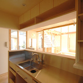 カウンター越しにリビングを眺めるキッチン