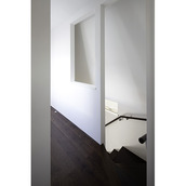 大きな通風窓のある階段スペース