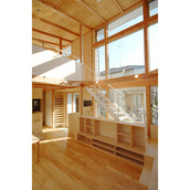 全面窓を眺めながら昇る階段