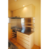 油はねが気にならないステンレスの壁貼り