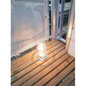 ウッドデッキに優しく光る電球の灯り
