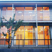 木材に反射した暖かい光が漏れ出す夕景