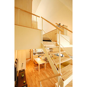 階段踊り場から見るリビング