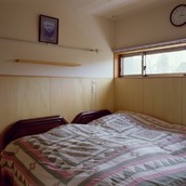 寝室は日中小さなハイサイドライトで優しい明るさ