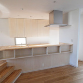 スキップの段差部分に設置されたカウンターキッチン