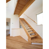 壁を作らず開放感を重視した階段